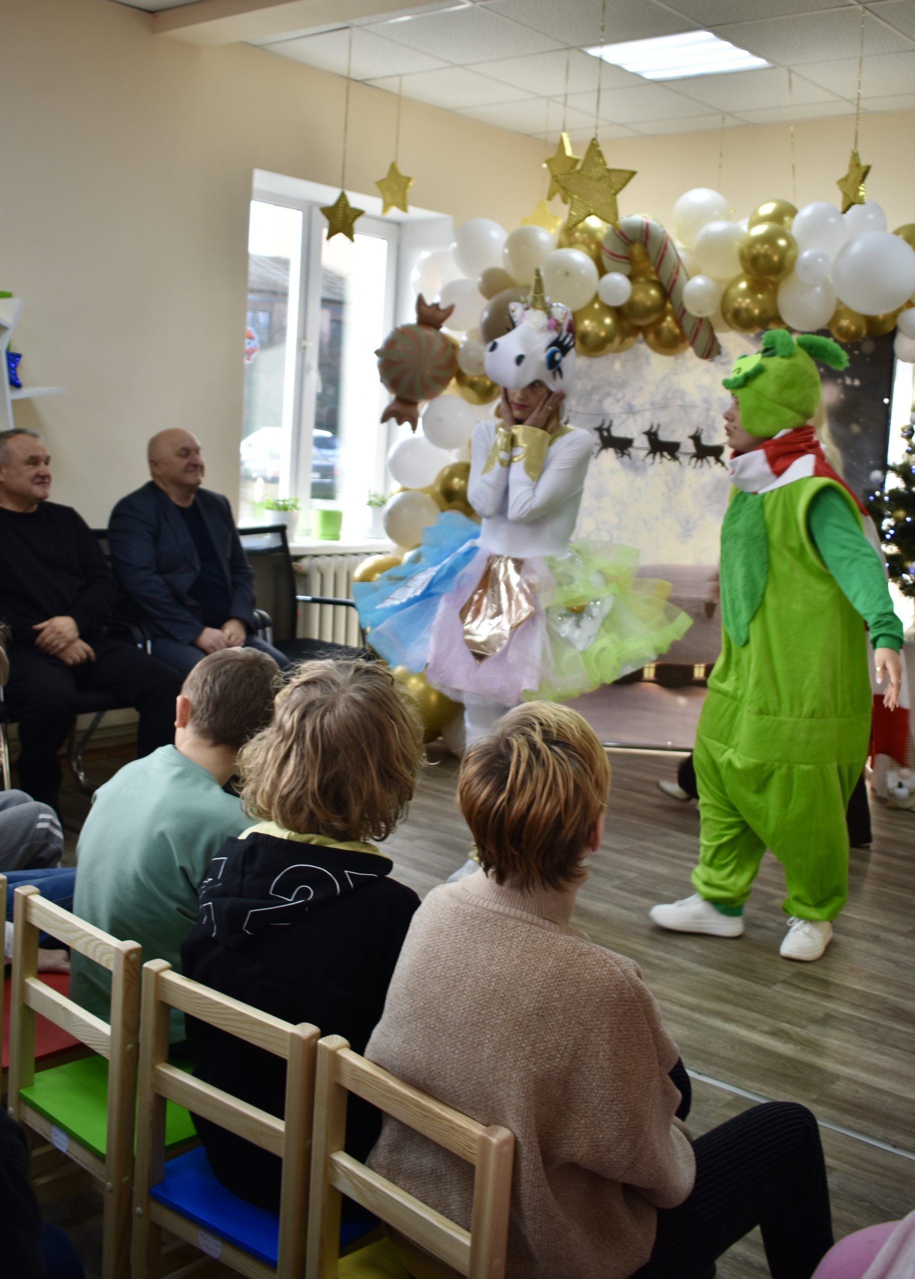 Казкові гості, яскраві емоції та дитячі усмішки: у Коростенському ІРЦ відбулося тепле святкове дійство