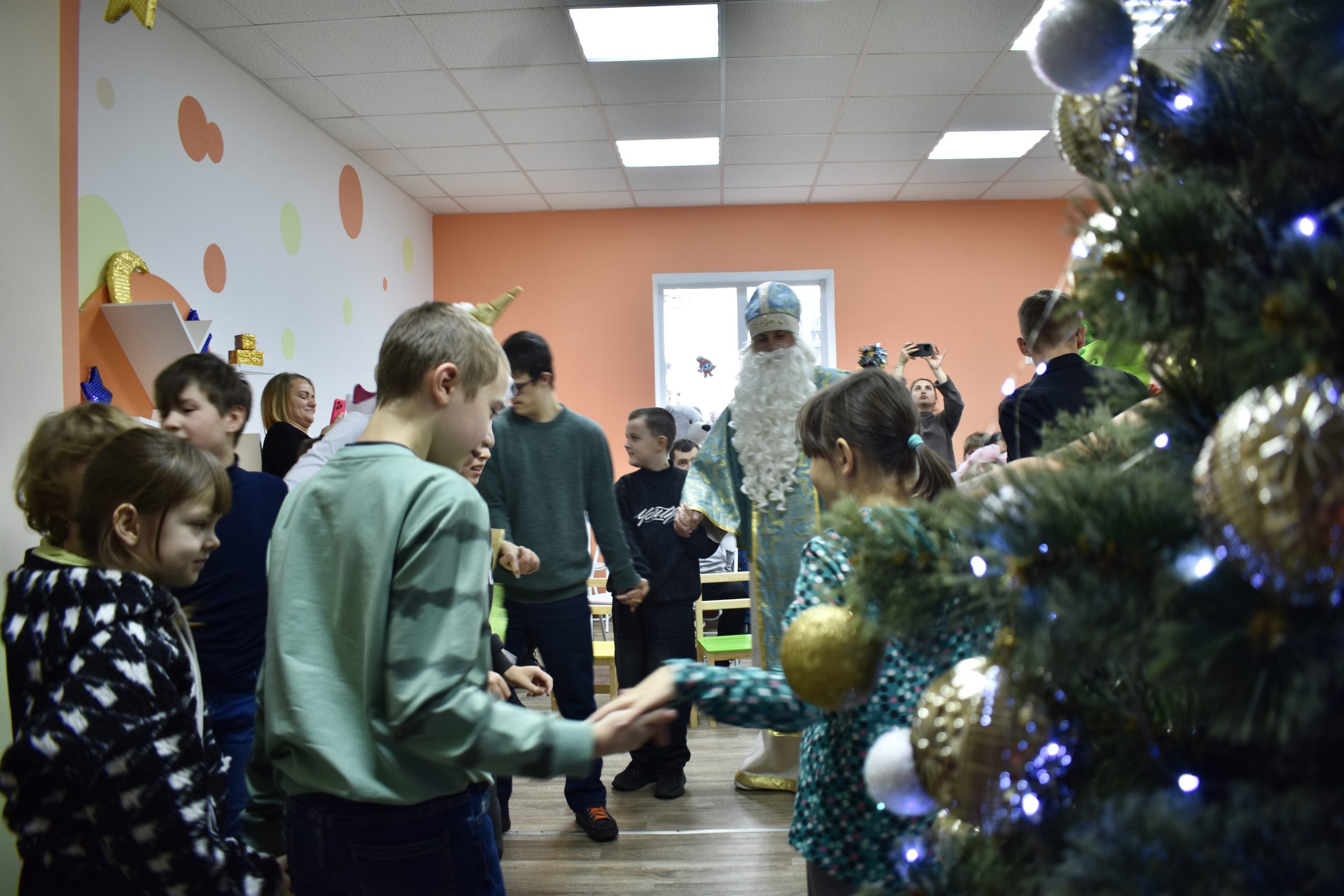 Казкові гості, яскраві емоції та дитячі усмішки: у Коростенському ІРЦ відбулося тепле святкове дійство