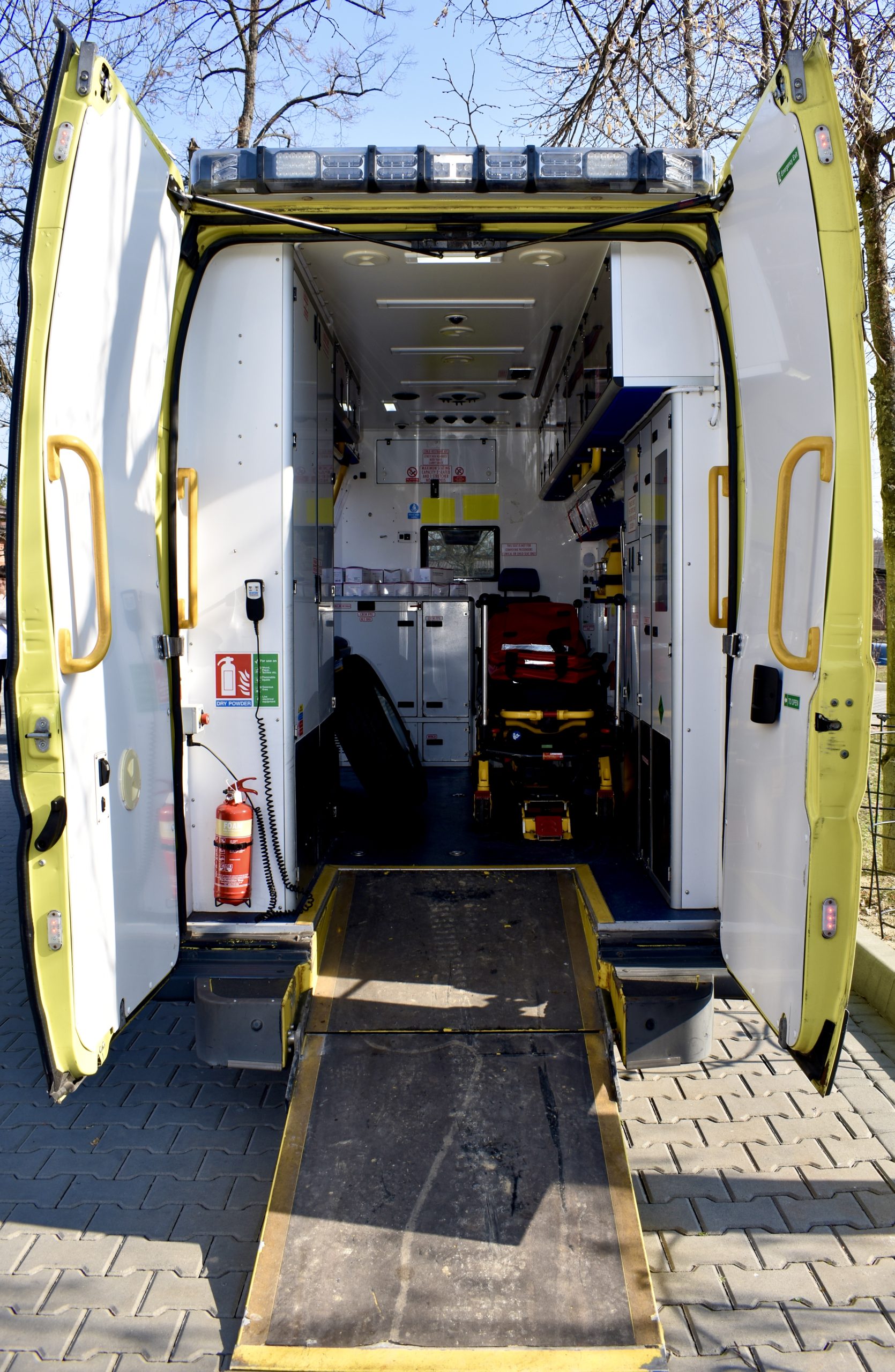 Ще одне підсилення для медиків і громади: у Коростенській центральній міській лікарні презентували новий реанімаційний автомобіль