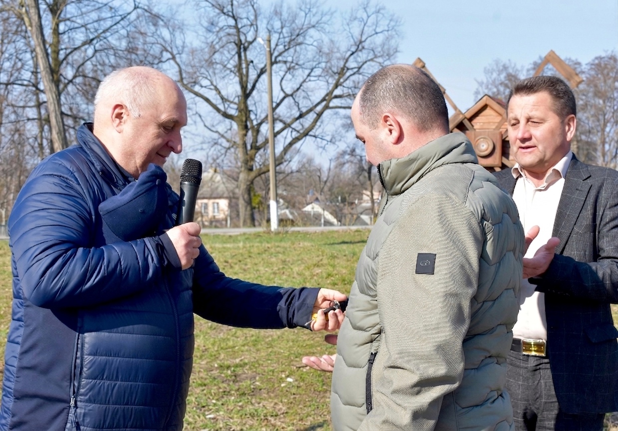 Ще одне підсилення для медиків і громади: у Коростенській центральній міській лікарні презентували новий реанімаційний автомобіль